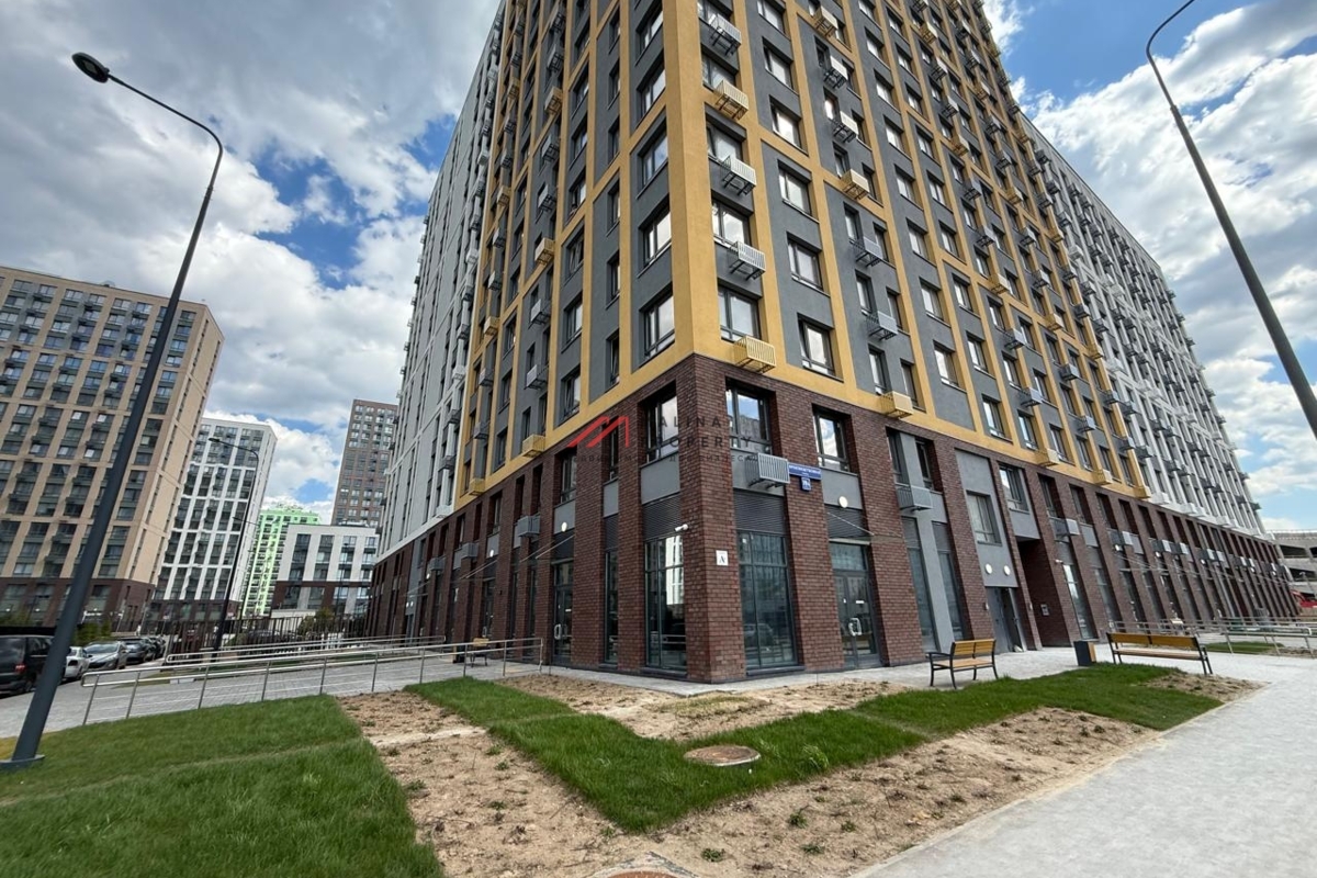 Продажа углового торгового помещения в ЖК Лучи-2