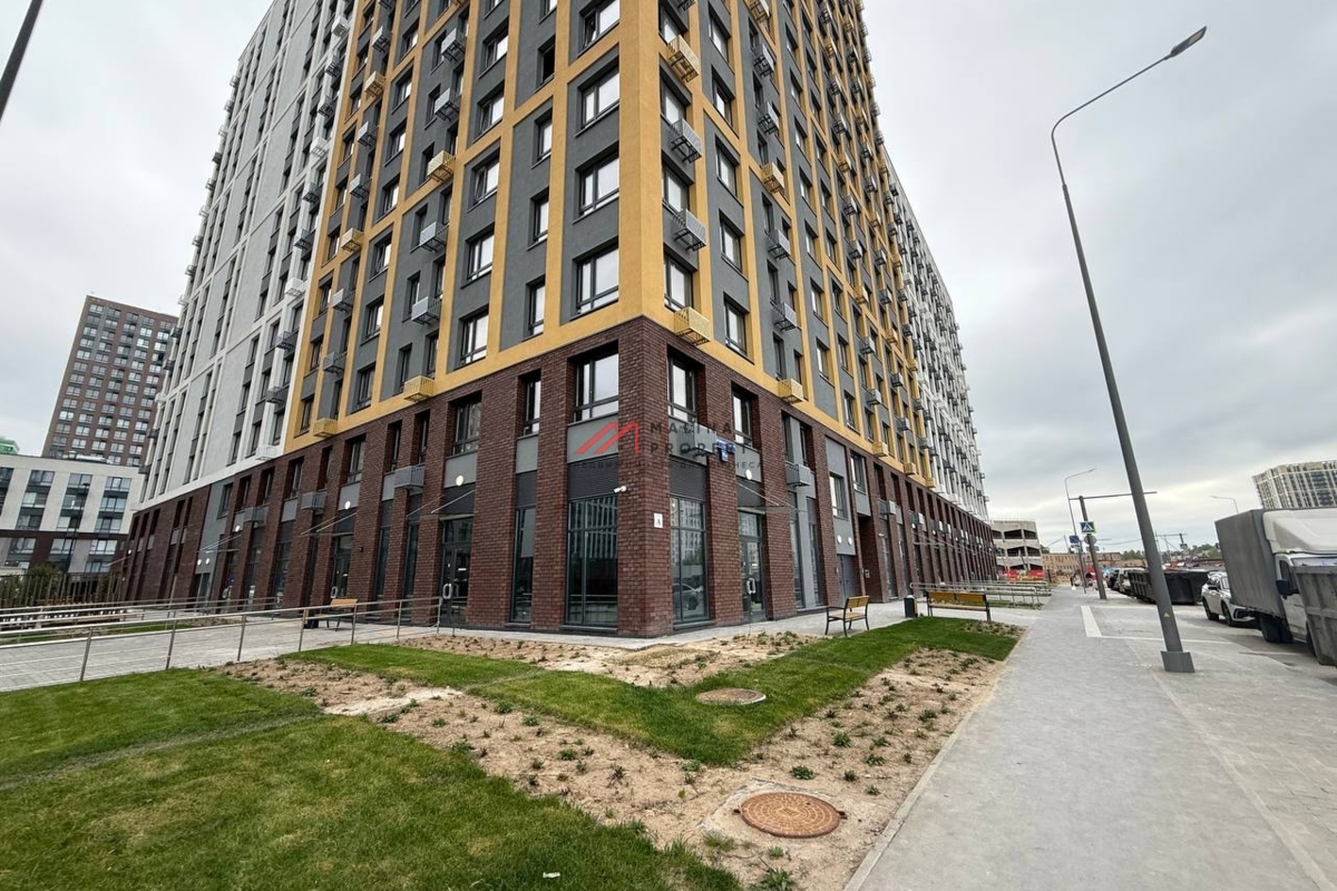 Продажа углового торгового помещения в ЖК Лучи-2