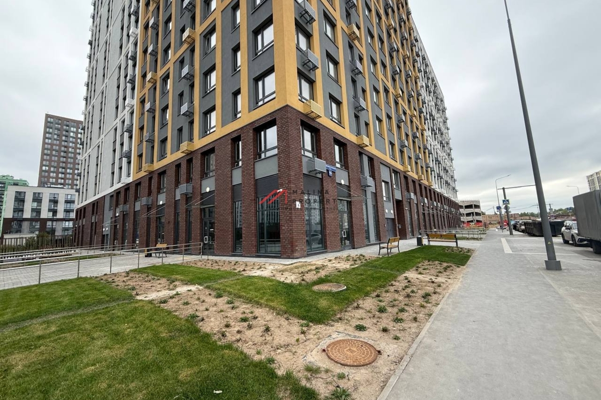 Продажа углового торгового помещения в ЖК Лучи-2