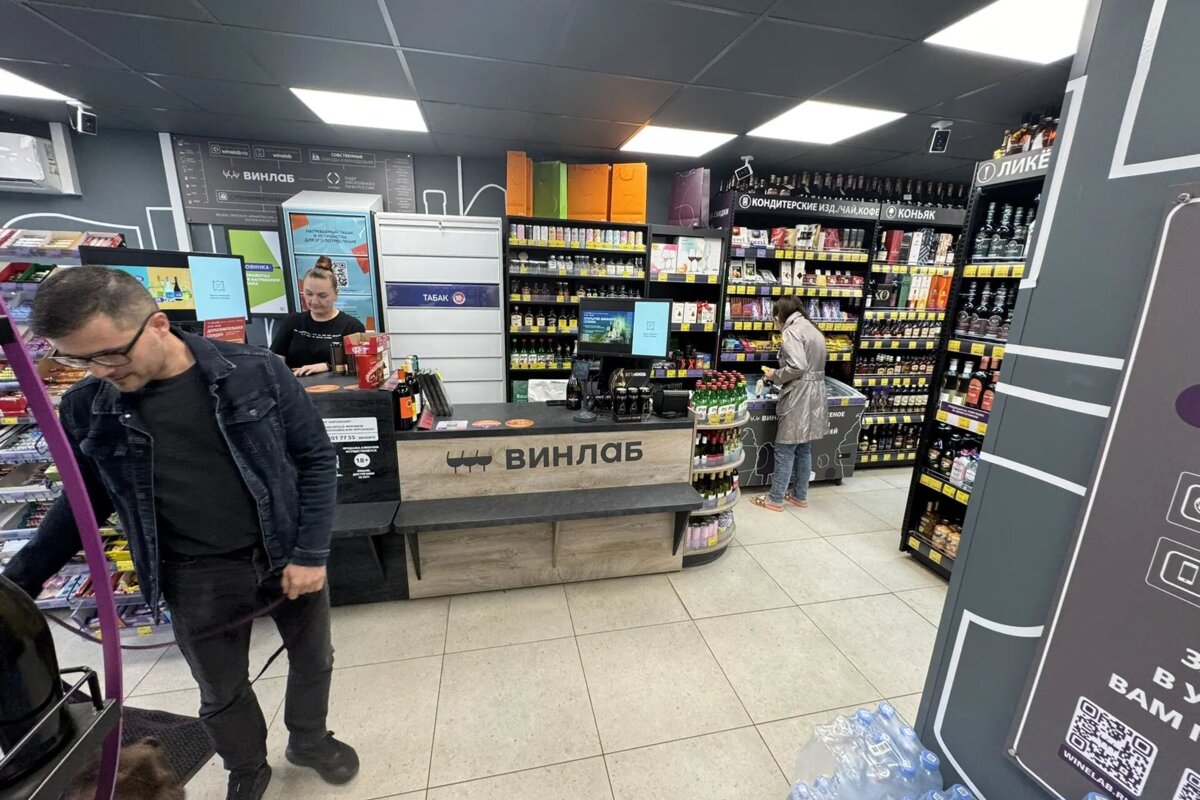 Продажа углового помещения с магазином Винлаб
