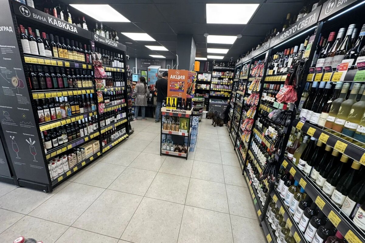 Продажа углового помещения с магазином Винлаб