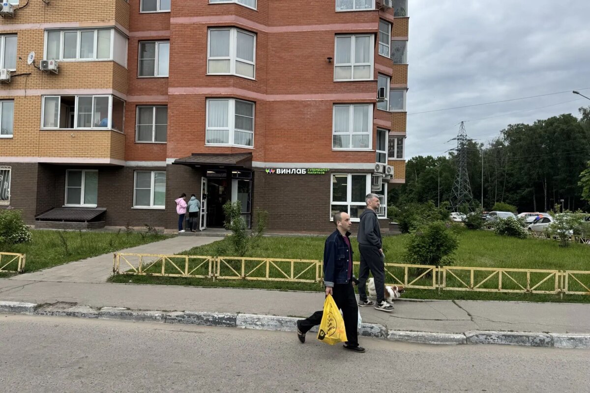 Продажа углового помещения с магазином Винлаб