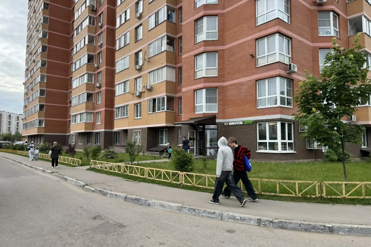 Продажа углового помещения с магазином Винлаб