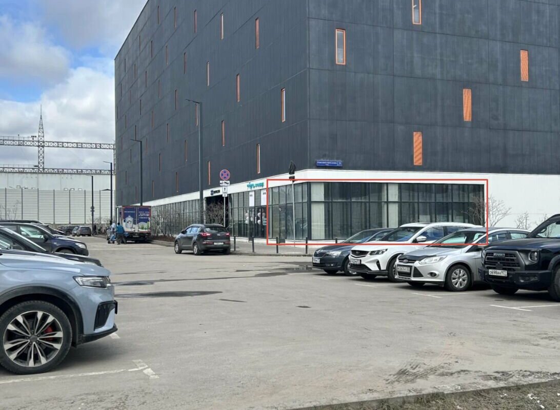 Продажа торгового помещения в здании паркинга 