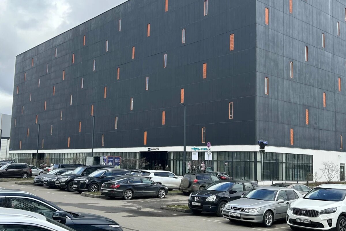 Продажа торгового помещения в здании паркинга 