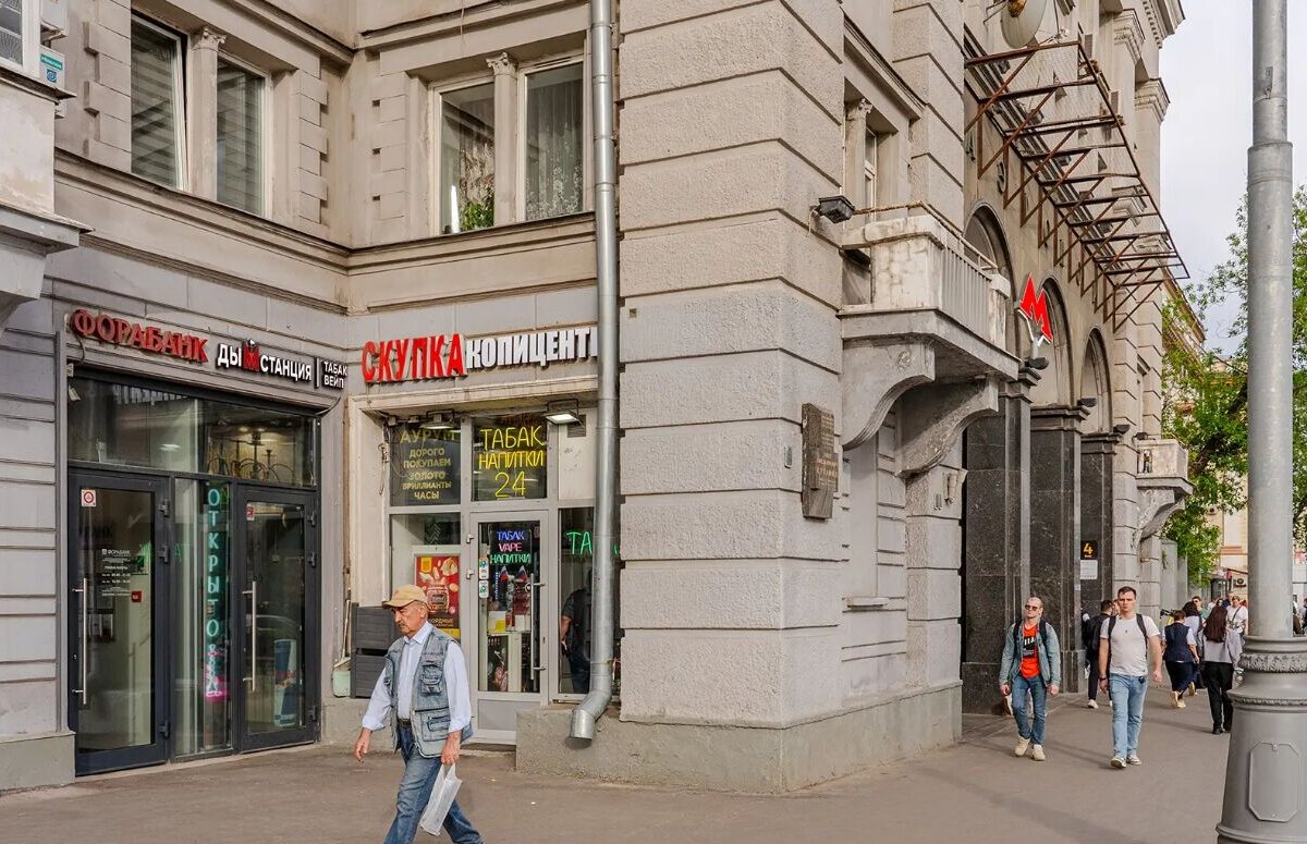 Продажа торгового помещения у выхода из метро с арендатором