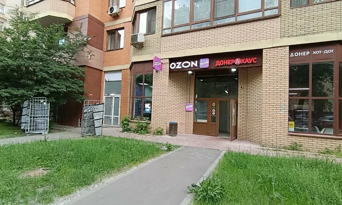Продажа помещения с арендаторами на Ленинградском проспекте 