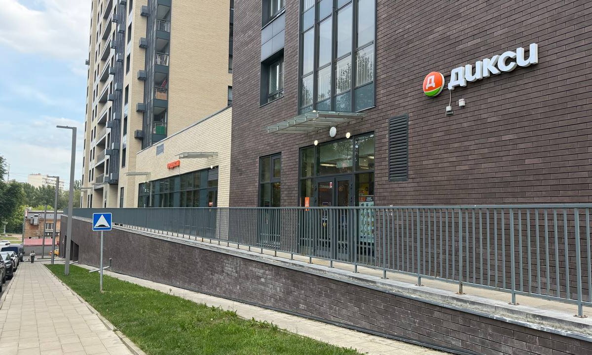 Продажа углового торгового помещения с супермаркетом «Дикси»