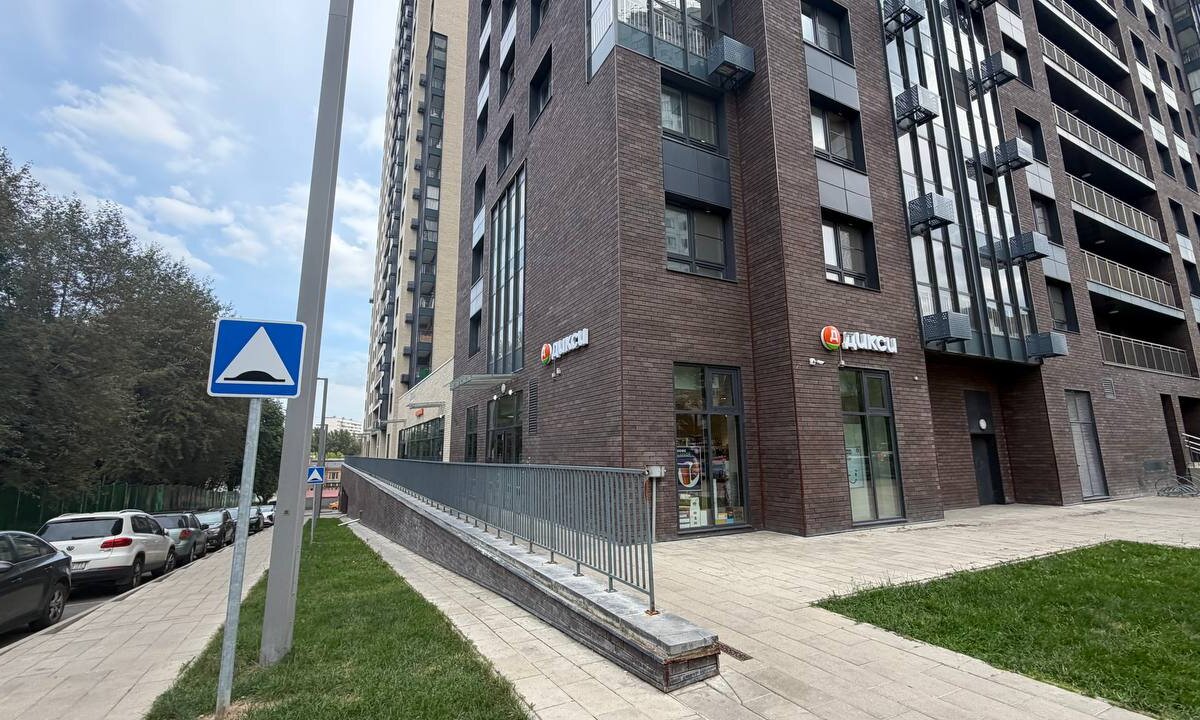 Продажа углового торгового помещения с супермаркетом «Дикси»