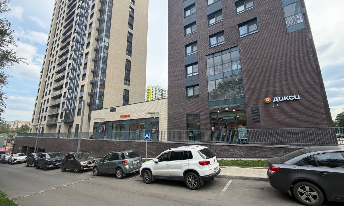 Продажа углового торгового помещения с супермаркетом «Дикси»