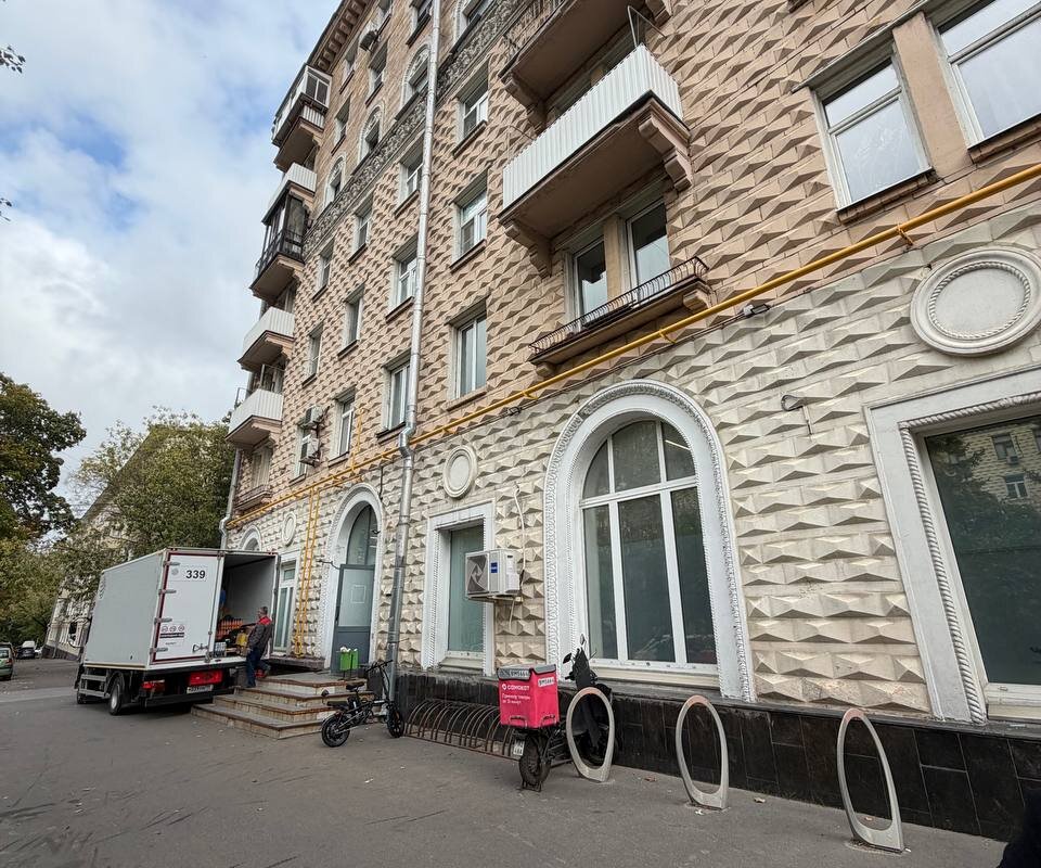 Продажа помещения с арендаторами на Октябрьском поле
