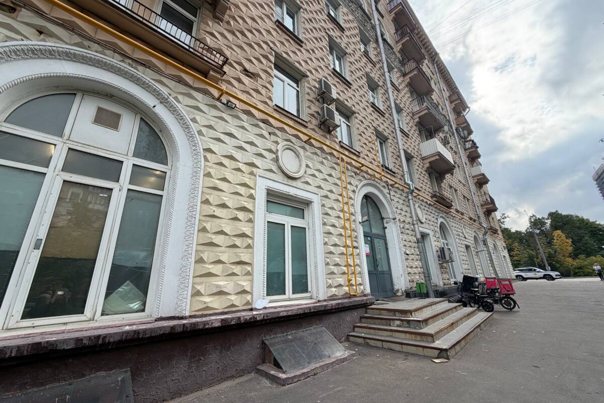 Продажа помещения с арендаторами на Октябрьском поле